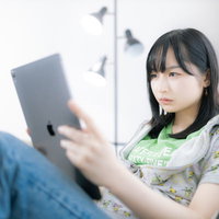 見たくない情報をSNS経由で見てしまった時の困惑顔の写真