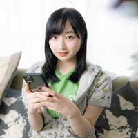 スマホを操作しながら「そろそろ時間だから帰るね」と呟く女性の写真