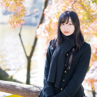 井の頭公園で彼女と待ち合わせする黒いコート姿の女性の写真