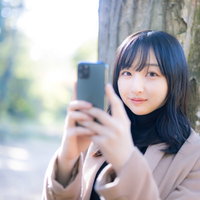 スマホアプリ広告に使いやすいスマホ女子の待ち合わせシーンの写真