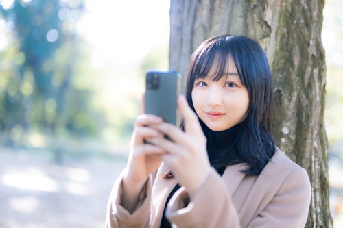 スマホアプリ広告に使いやすいスマホ女子の待ち合わせシーン