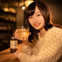 BARで彼女とビールで乾杯する女性の笑顔の写真
