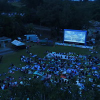 徳之島で開催された野外シネマのイベント会場を空撮した夜景の写真