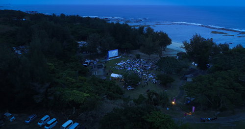 徳之島のアウトドアシアターで野外映画を楽しむ観客たち