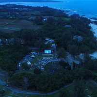 映画館の無い徳之島で野外シネマのイベント（空撮）の写真