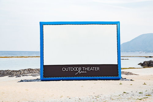徳之島の海辺に設置された巨大スクリーンのアウトドアシアター