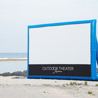 海岸に設営したアウトドアシアターと映画鑑賞の風景の写真