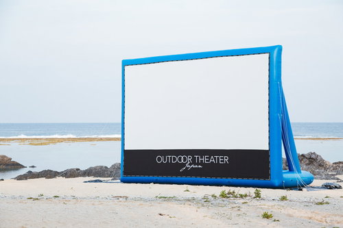海岸に設営したアウトドアシアターと映画鑑賞の風景
