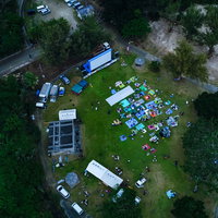 徳之島で開催された野外シネマのイベント会場を空撮した夜景の写真