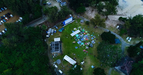 徳之島で開催された野外シネマのイベント会場を空撮した夜景