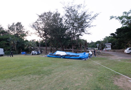 徳之島で移動映画館のアウトドアシアターを設営する様子