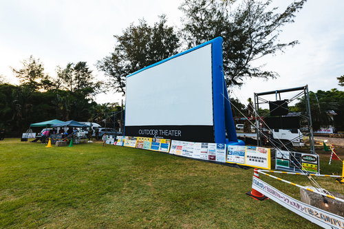 徳之島黒砂糖まつりで開催したアウトドアシアターの巨大スクリーン
