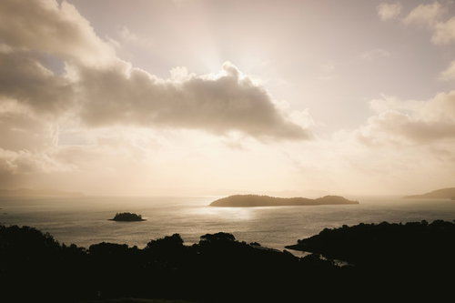 夕暮れ時の空と海に浮かぶ島々のシルエット