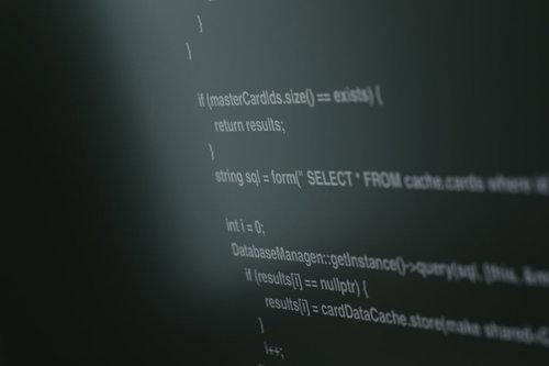 モニターに表示されたプログラムのソースコード