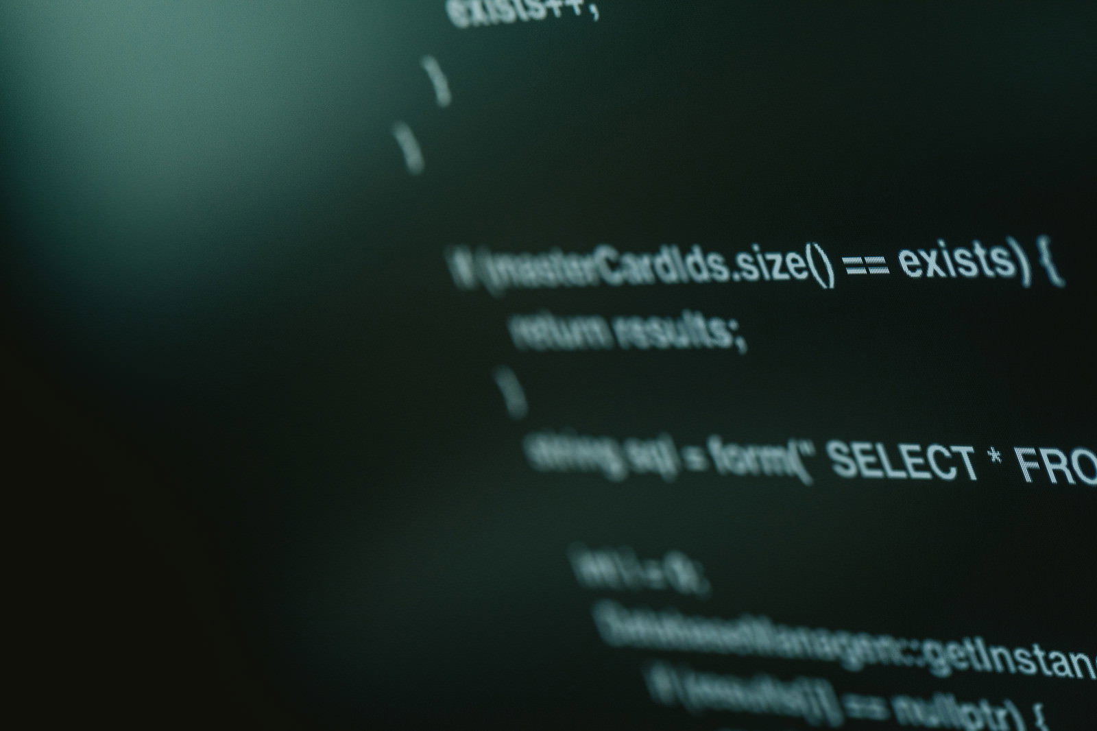 モニターに表示されたC++のソースコード