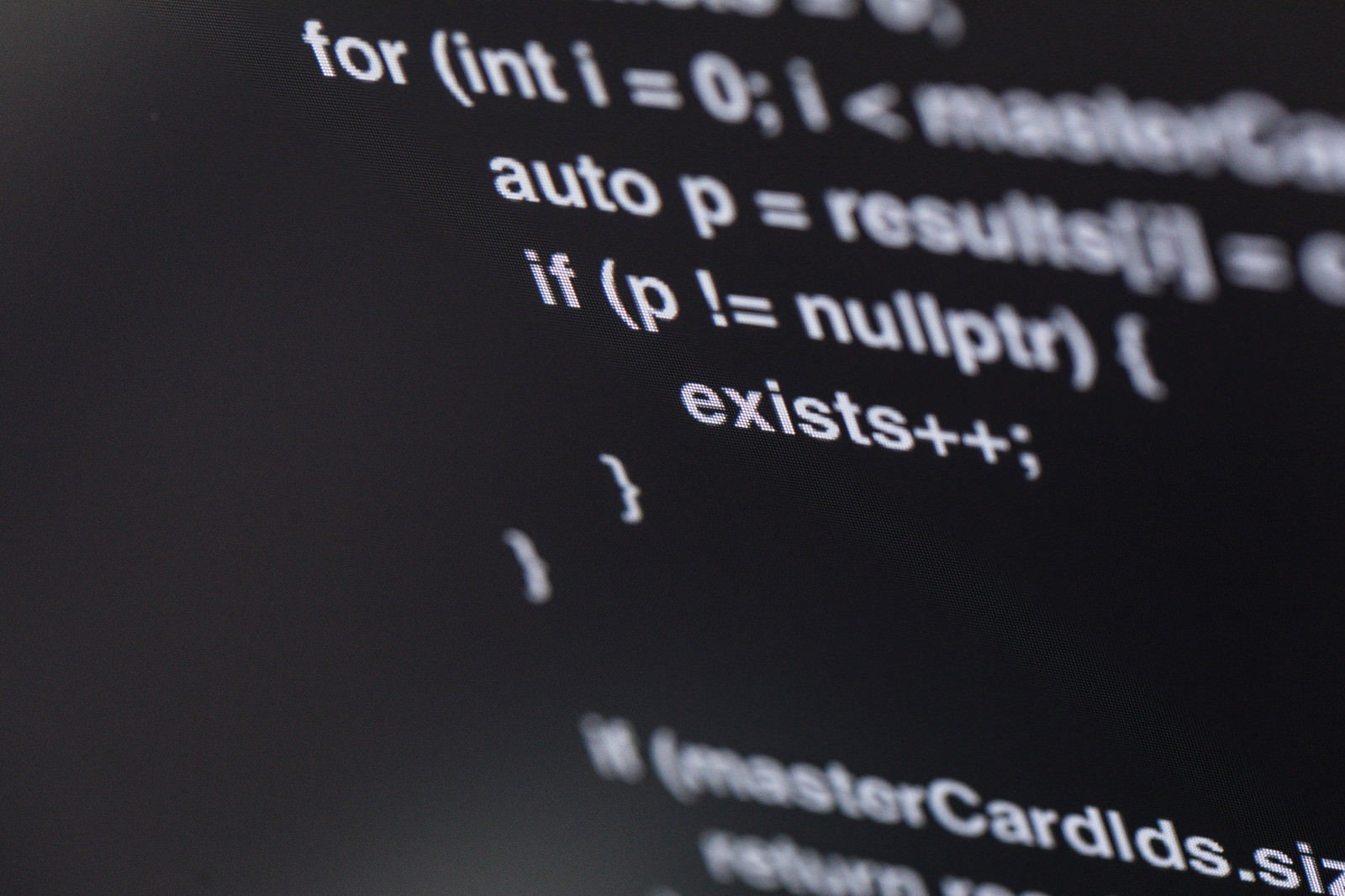 C++のソースコードが表示されたモニター画面