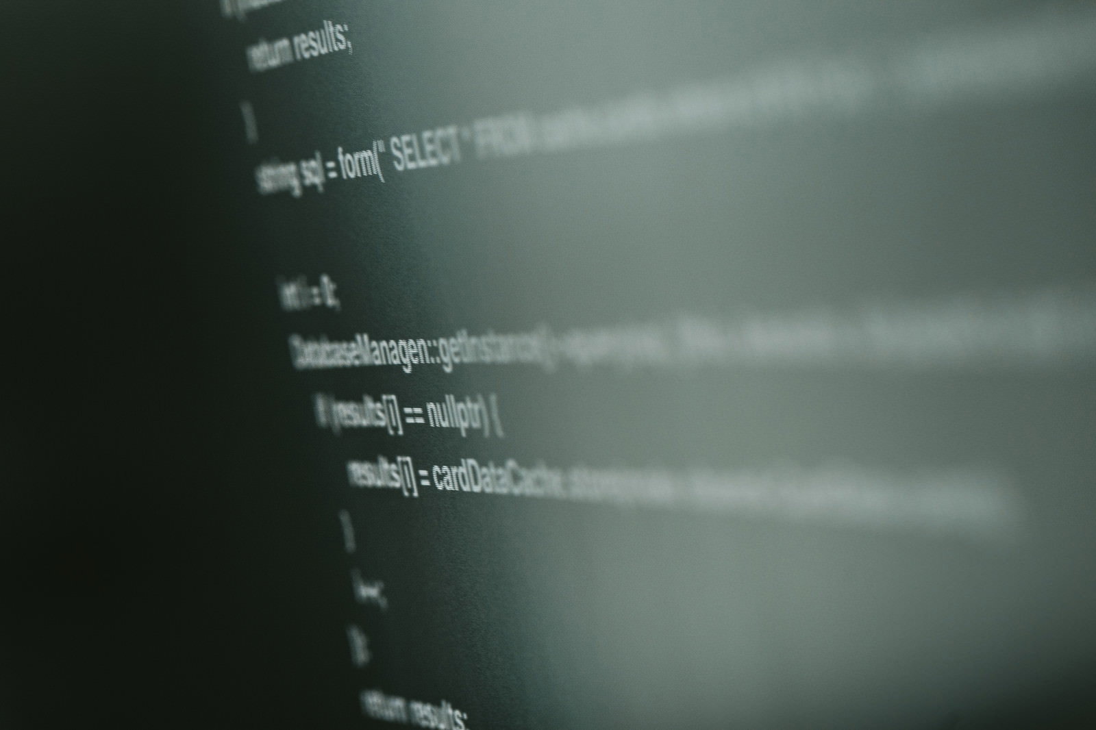 モニター画面に表示されたC++言語のソースコード