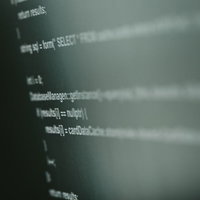 モニターに映るC++のソースコード、エンジニアの開発作業の写真