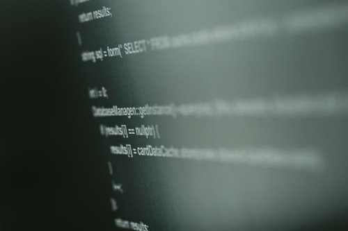 モニターに映るC++のソースコード、エンジニアの開発作業