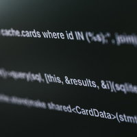 モニターに表示されたC++のオープンソースコードの写真
