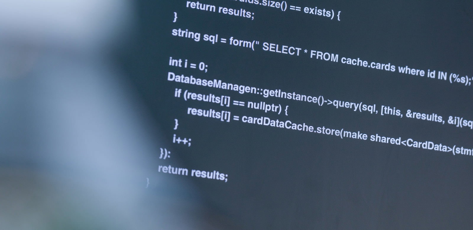 ダークテーマのエディタに表示されたC++コード