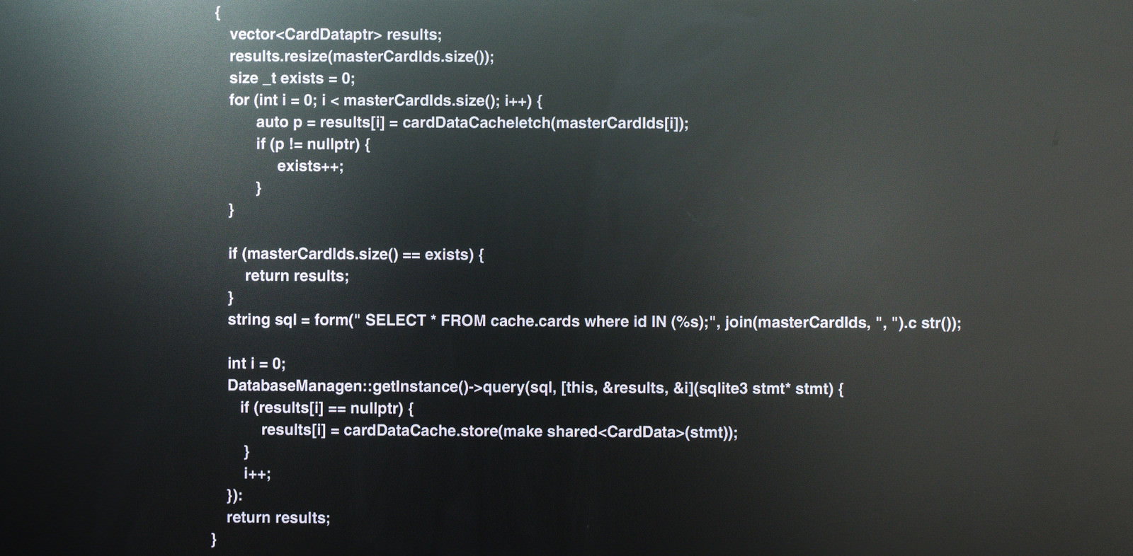 黒い画面に白い文字でC++のソースコードが表示されたモニター