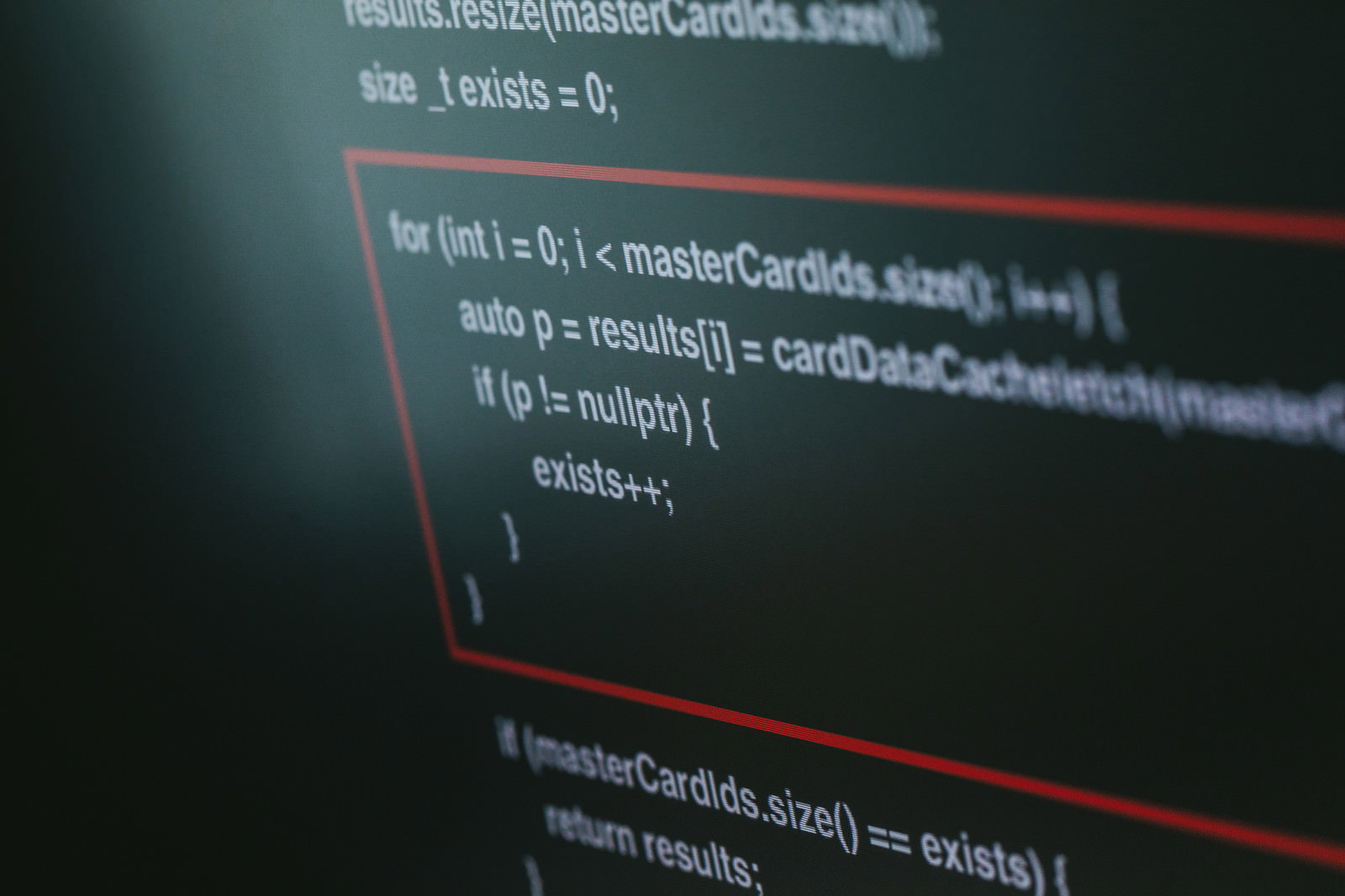 モニター画面に表示されたプログラムのソースコード