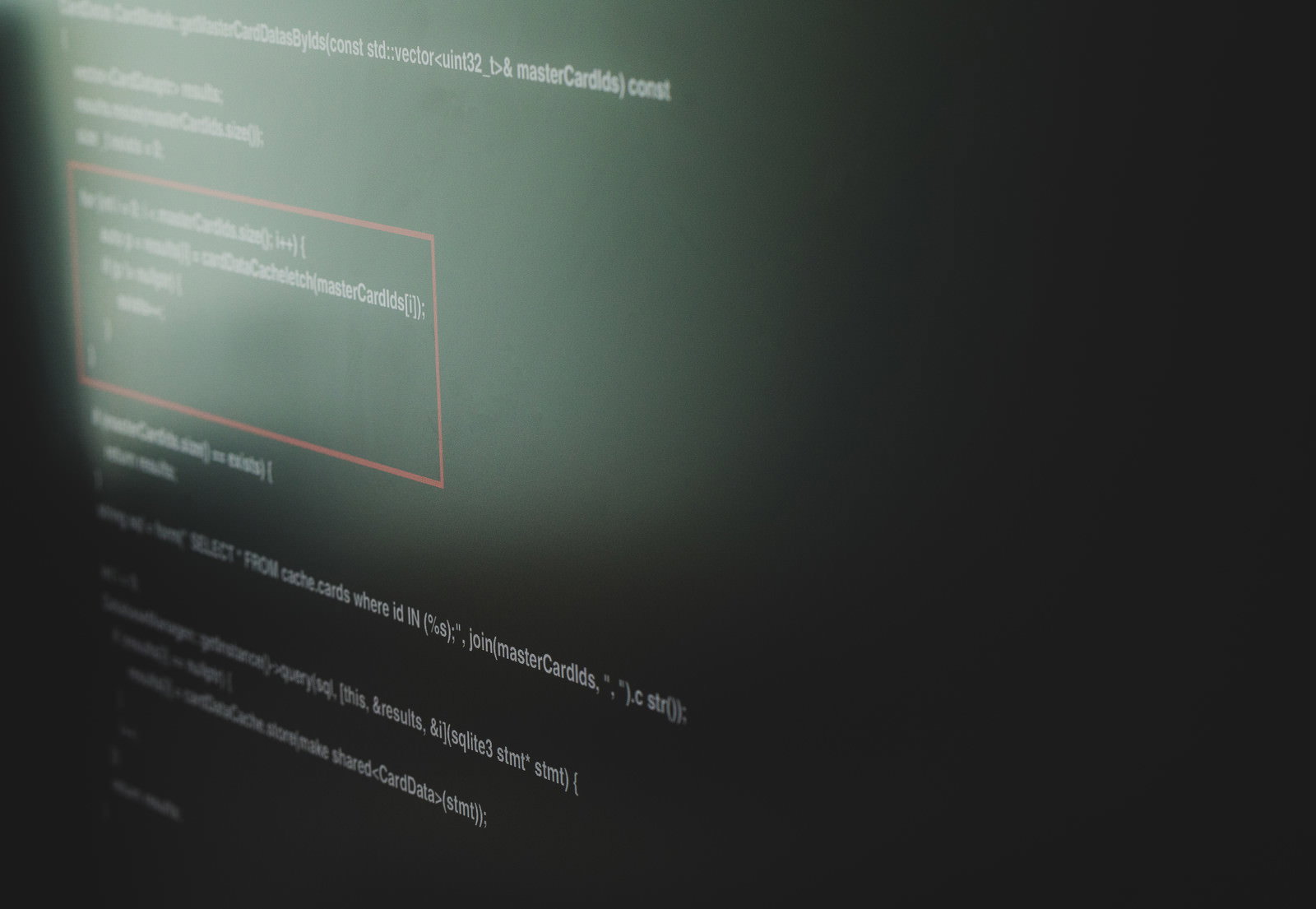 C++のソースコードが表示されたモニター画面、赤枠でエラー箇所を強調