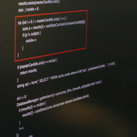 モニターに表示されたソースコードとエラーメッセージの写真