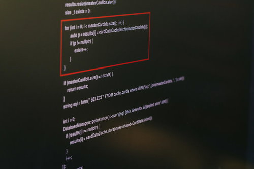 モニターに表示されたソースコードとエラーメッセージ