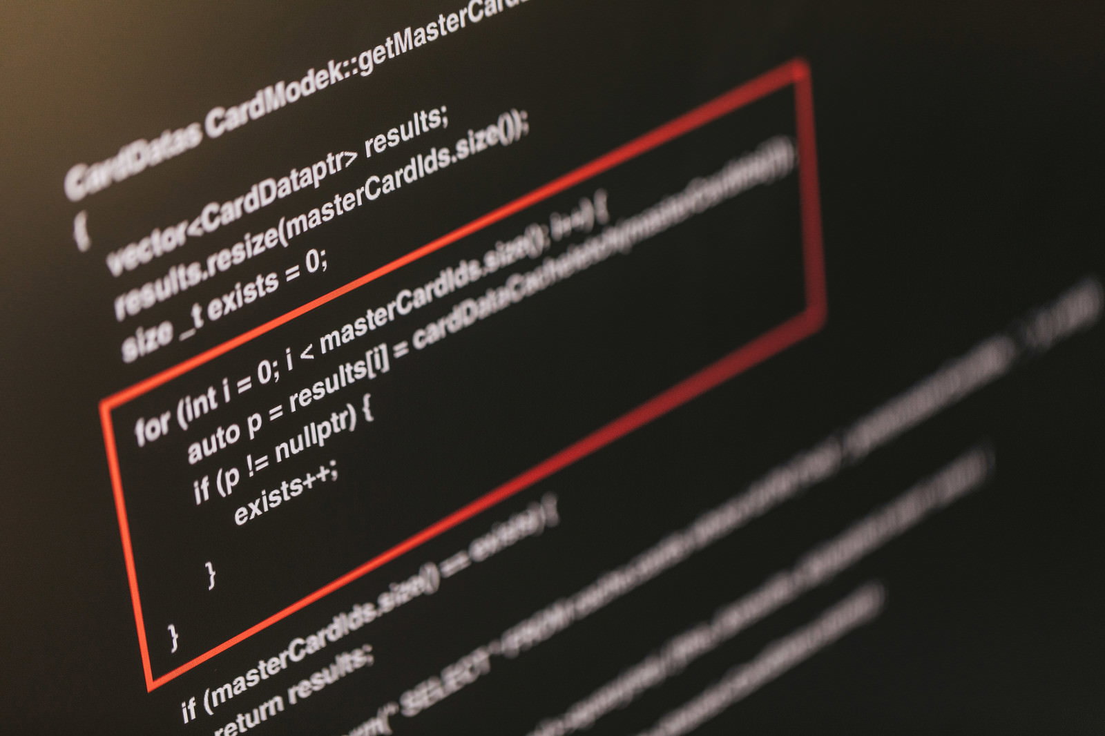 エラー箇所が赤い枠線でハイライトされたソースコードが表示されたモニター画面