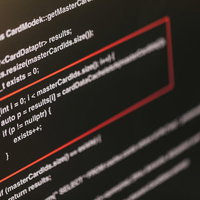 想定していない挙動が発生したソースコードのモニター画面の写真