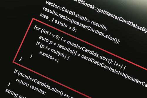 カップ麺をかきこむスーツの男性