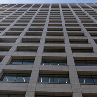 下から見上げた総務省の建物、中央合同庁舎二号館の外壁の写真