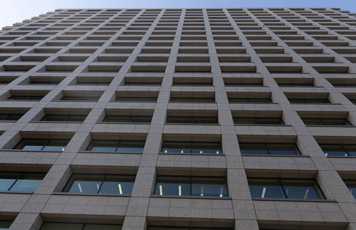 下から見上げた総務省の建物、中央合同庁舎二号館の外壁
