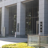 総務省と警察庁と国家公安委員会の正面玄関入口の写真