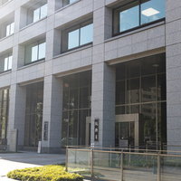 日が射す中央合同庁舎二号館の正面玄関と行政施設の入口の写真