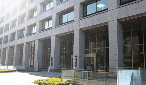 日が射す中央合同庁舎二号館の正面玄関と行政施設の入口