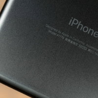 「総務省指定」の表記がダサいと話題のiPhone背面の写真