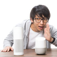 どちらのスマートスピーカーが反応するのか確認するガジェット男子の写真