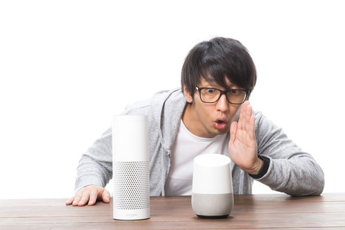 何度もスマートスピーカーに呼びかける眼鏡の男性