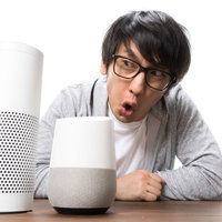スマートスピーカーの聞き分けにキレ気味の男性の写真