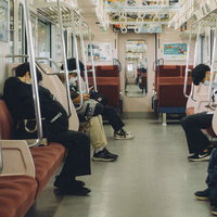 お昼すぎの電車の中、乗客が少ないガラガラの車内風景の写真