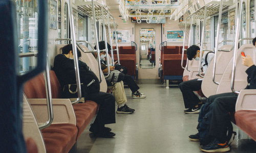 お昼すぎの電車の中、乗客が少ないガラガラの車内風景