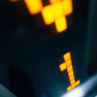1Fに降りるエレベーターのボタン表示と階層操作パネルの写真