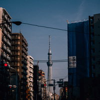 東京・三ノ輪二丁目の街並みから見えるスカイツリーの写真