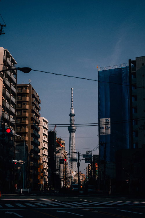 東京・三ノ輪二丁目の街並みから見えるスカイツリー