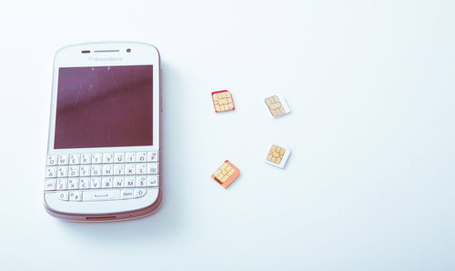 スマートフォンと取り外したSIMカード