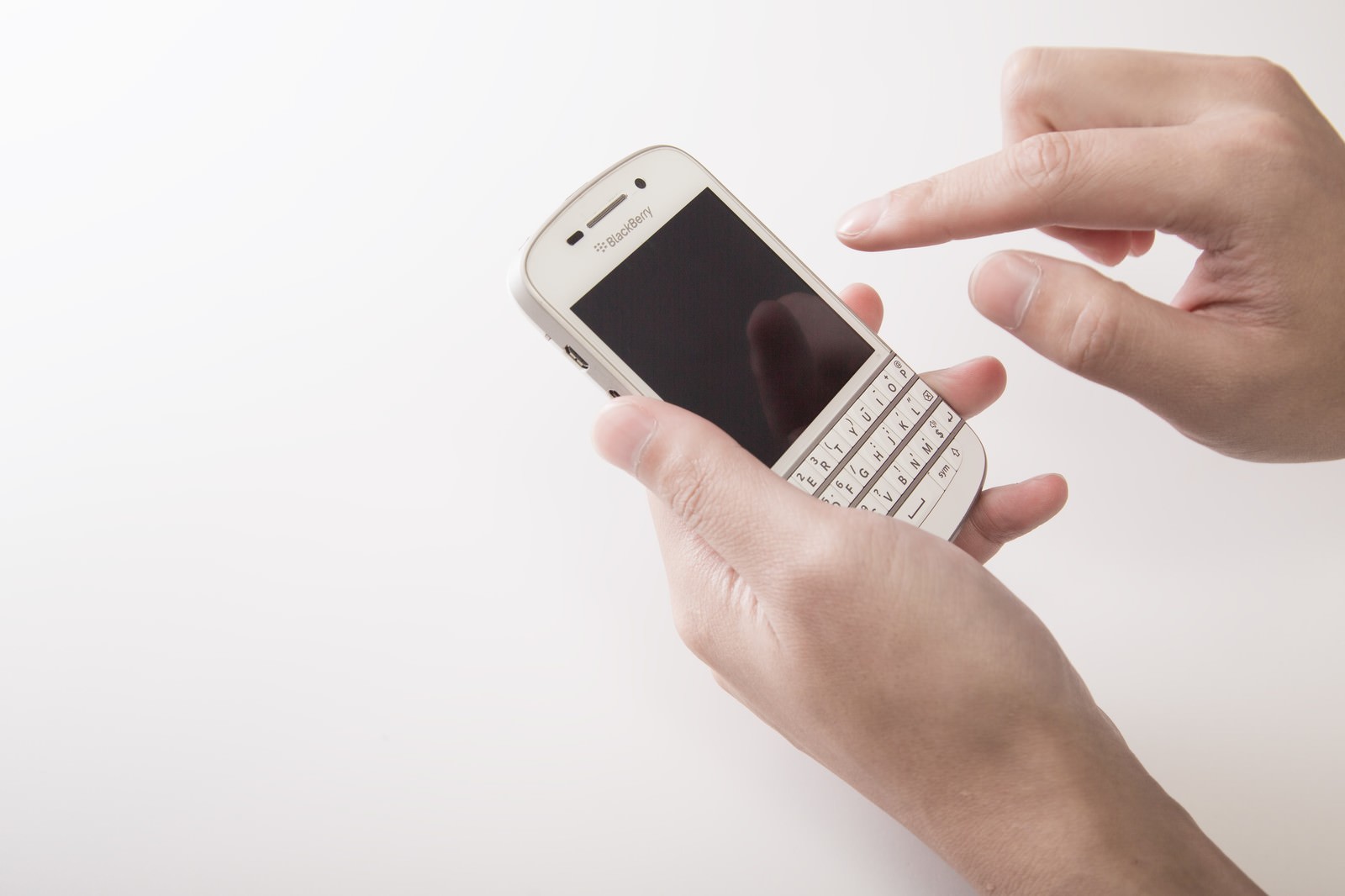 白いBlackBerryをタッチする女性の手