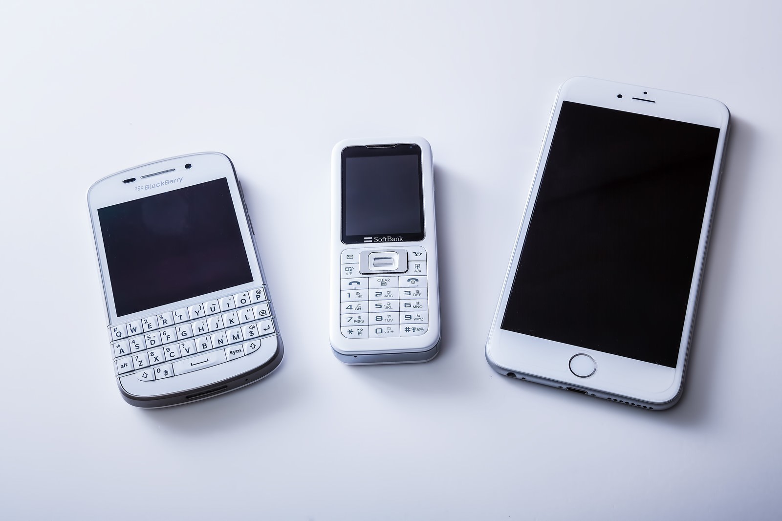 BlackBerry・ガラケー・スマートフォンの3台が白い背景に並ぶ